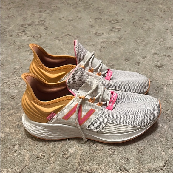 New Balance 9.5 White and Pink Athletic Shoes for Active Comfort - Picture 4 of 5
